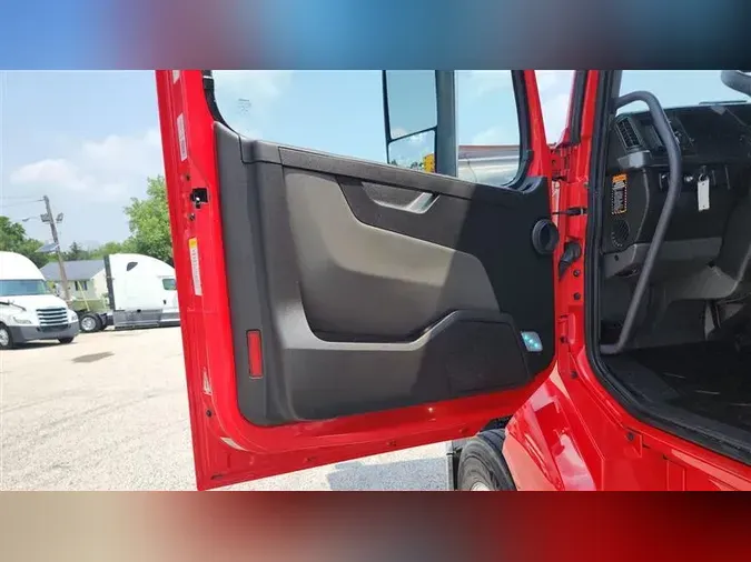 2021 VOLVO VNL740