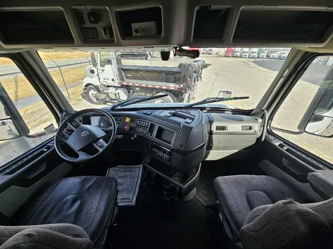 2019 VOLVO VNR64T640