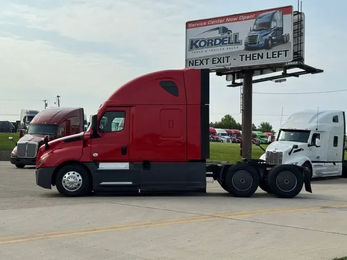 2022 FREIGHTLINER Cascadia 126