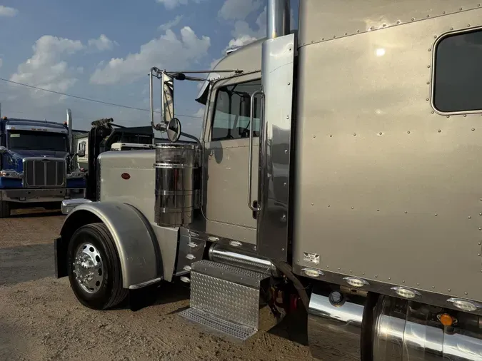 2023 Peterbilt 389
