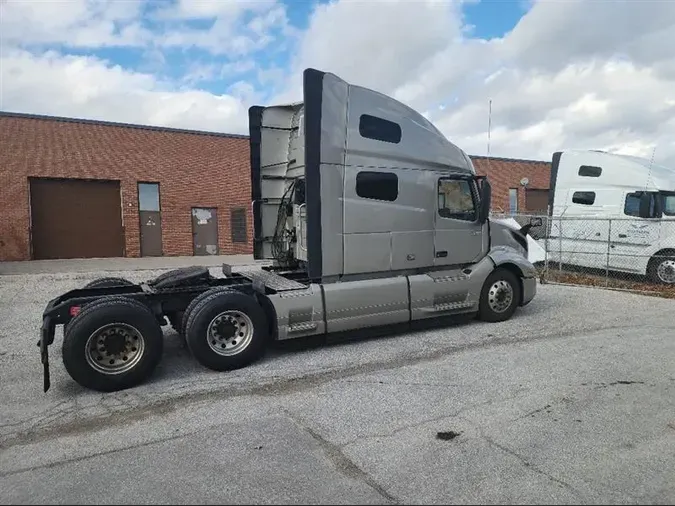 2021 VOLVO VNL760