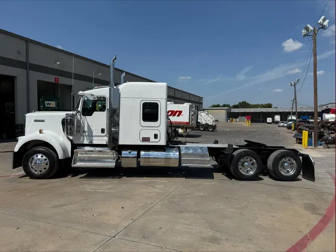 2023 Kenworth W900