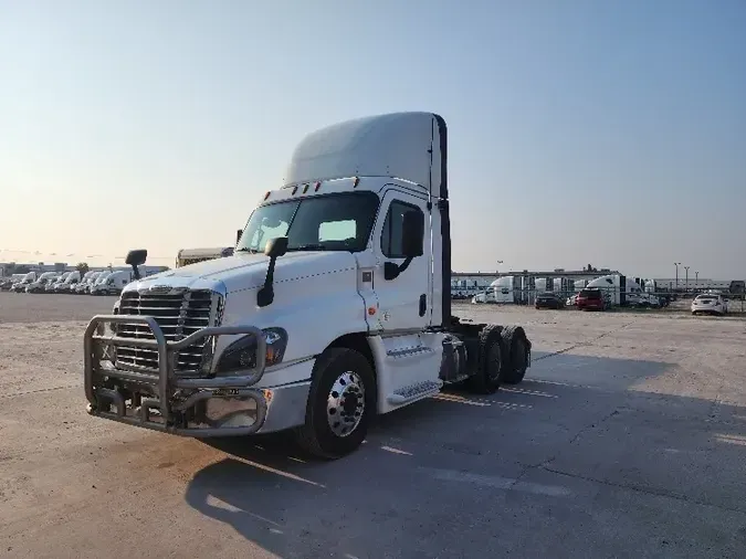 2018 Freightliner X12564ST