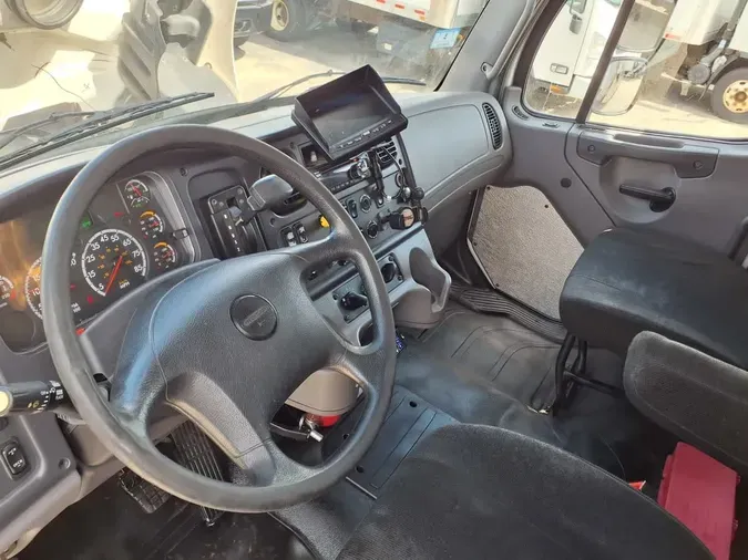 2018 FREIGHTLINER M2 106