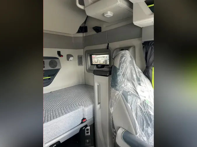 2025 VOLVO VNL64T660