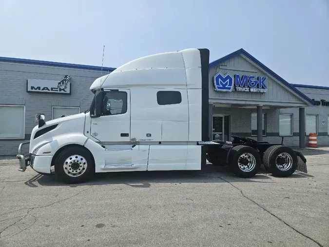 2022 VOLVO VNL64T740