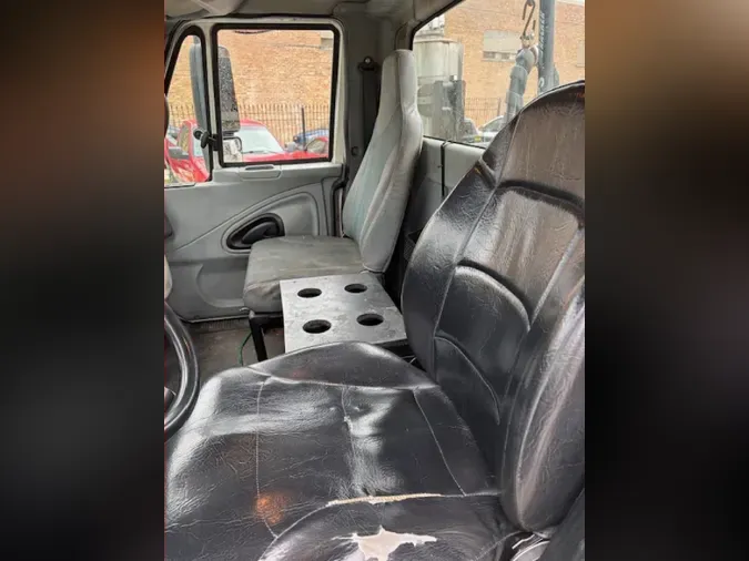 2004 INTERNATIONAL 4400