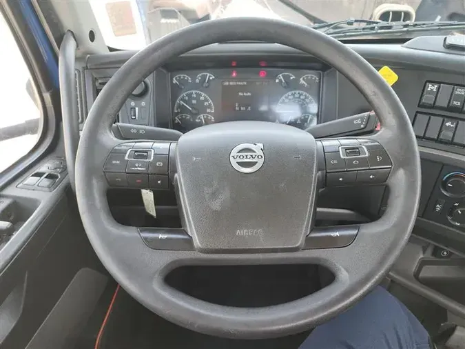 2020 VOLVO VNR300
