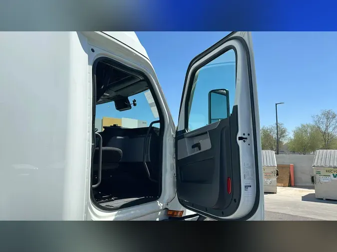 2021 Freightliner Cascadia 126