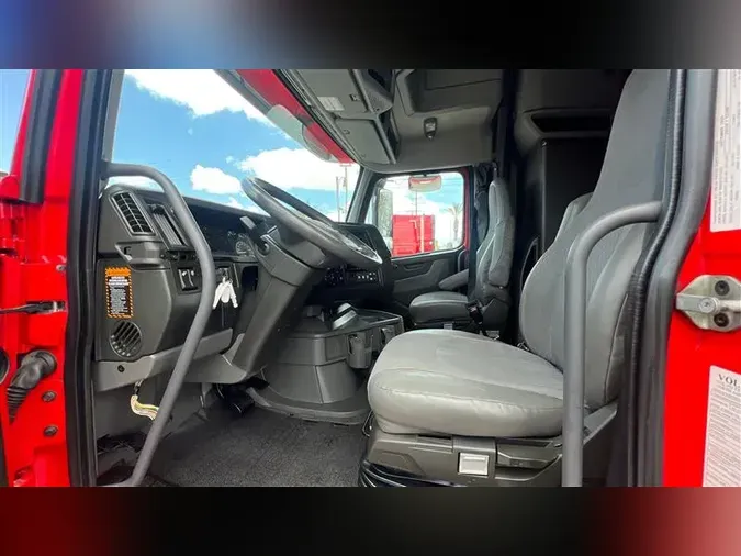 2021 VOLVO VNL760