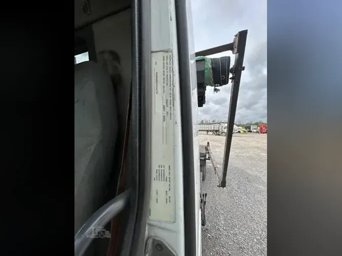 2012 VOLVO VHD64F200