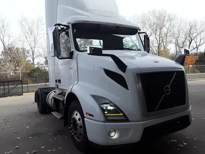 2019 VOLVO VNR42T 300