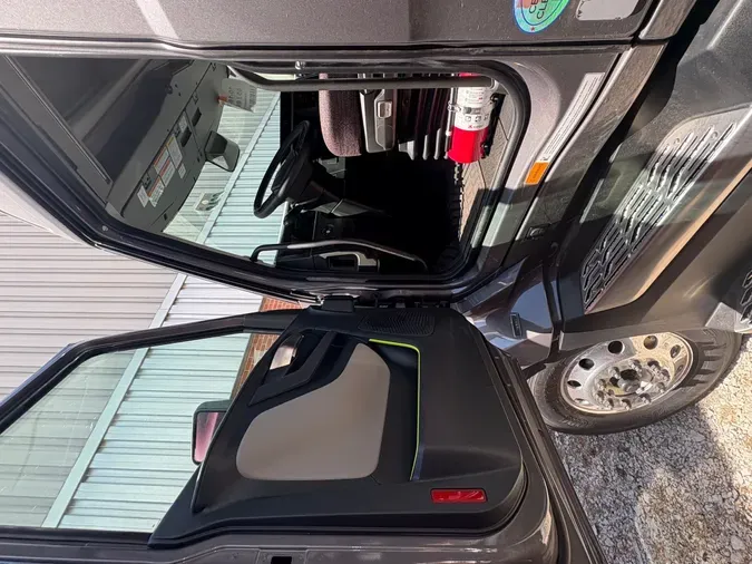2026 VOLVO TRUCK VNL64TV04