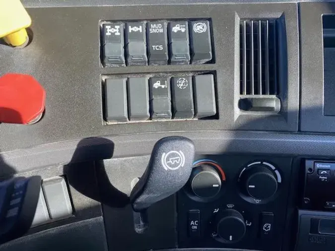 2021 Volvo VNR64T300