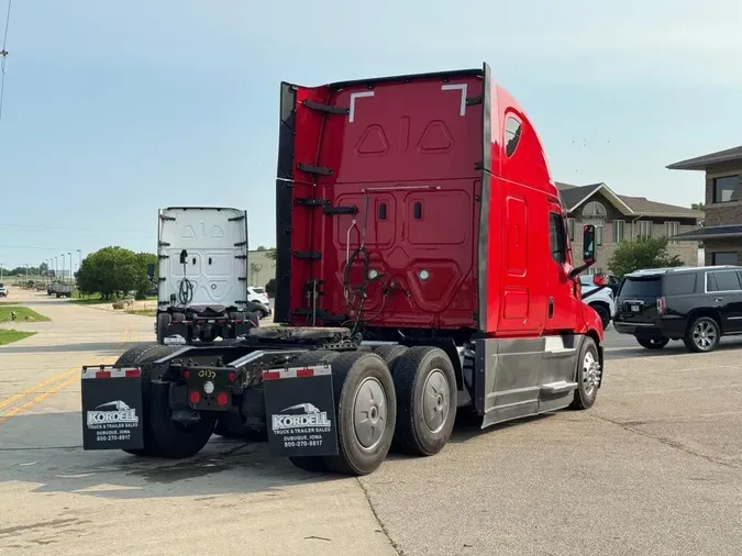2021 FREIGHTLINER Cascadia 126