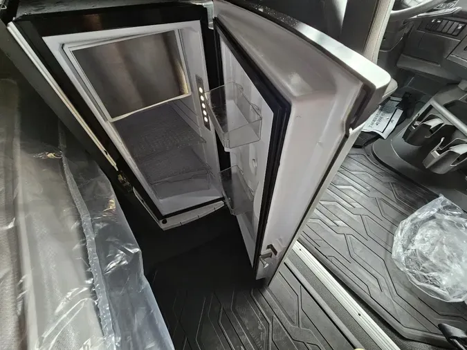 2022 VOLVO VNL64T740