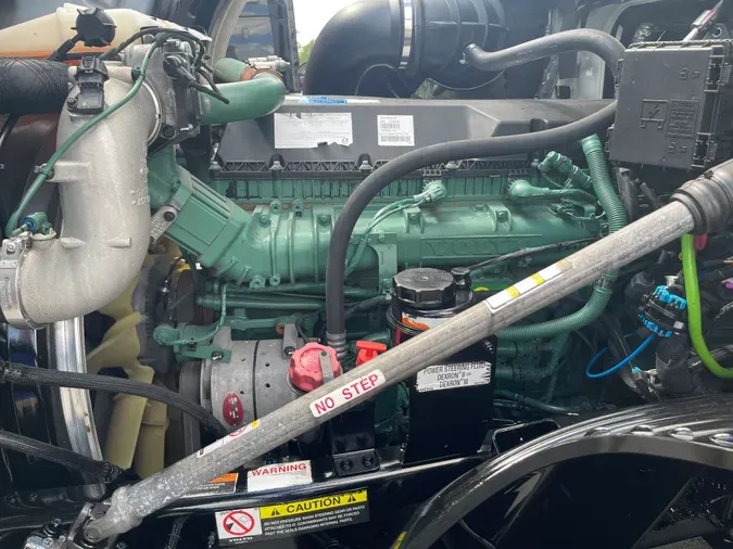 2023 VOLVO VNL64T860