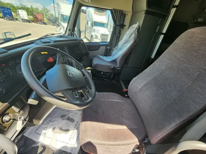 2023 VOLVO VNL64T860