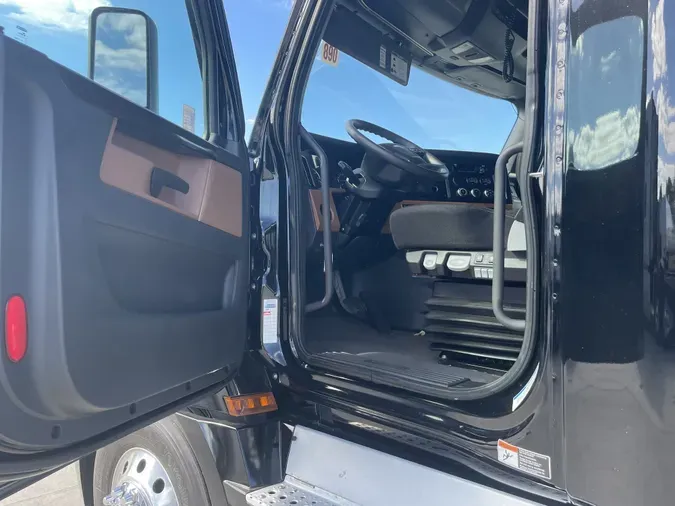 2022 Freightliner CA126SLP