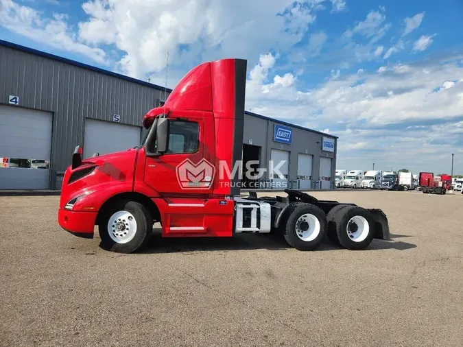 2020 VOLVO VNR64T300