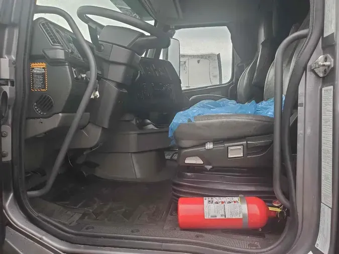 2019 VOLVO VNL64T860
