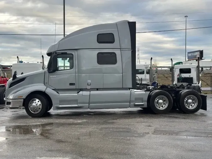 2022 VOLVO VNL64T860