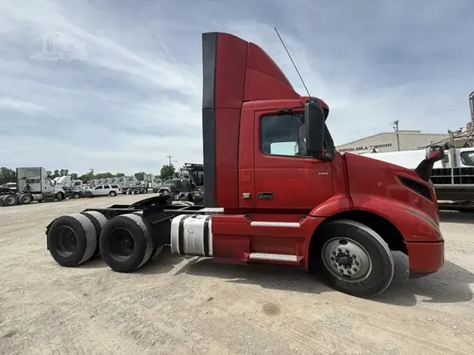 2021 VOLVO VNR64T300