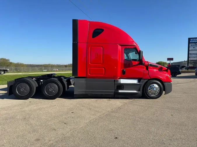 2022 FREIGHTLINER Cascadia 126