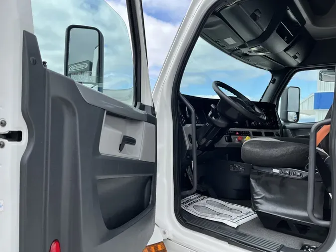 2020 Freightliner Cascadia 126