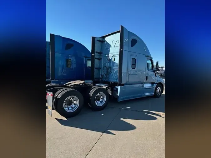 2022 FREIGHTLINER CASCADIA 126f7c28b1f3ff410210f9524771be4ef5e