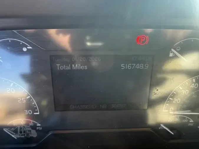 2022 VOLVO VNR64T300