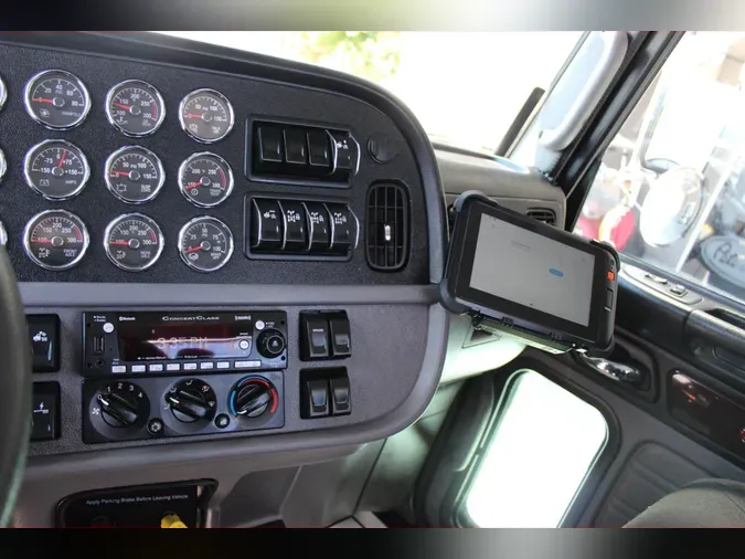 2024 Peterbilt 389
