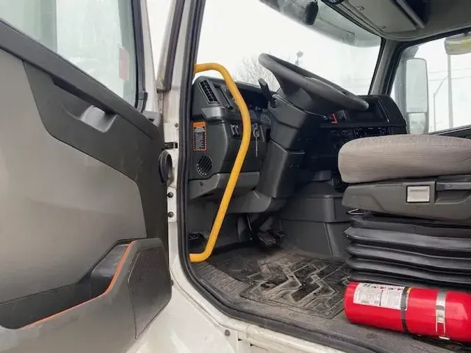 2023 Volvo VNR64T400