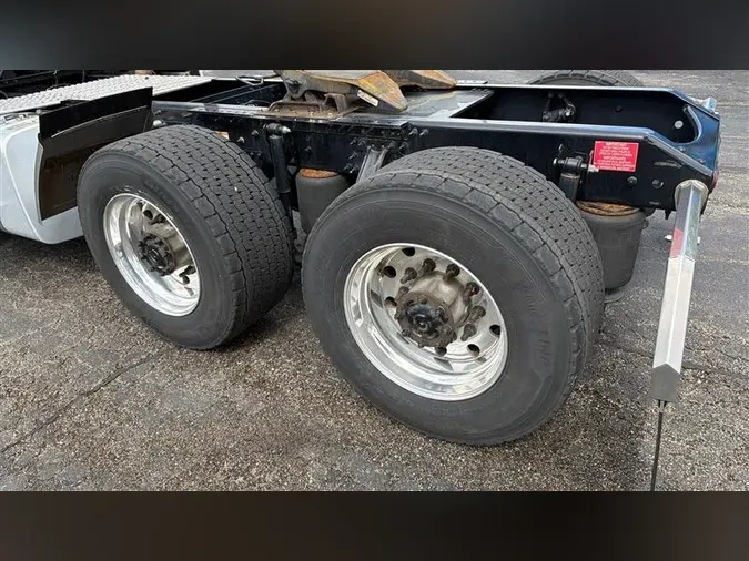 2023 VOLVO VNR64T300