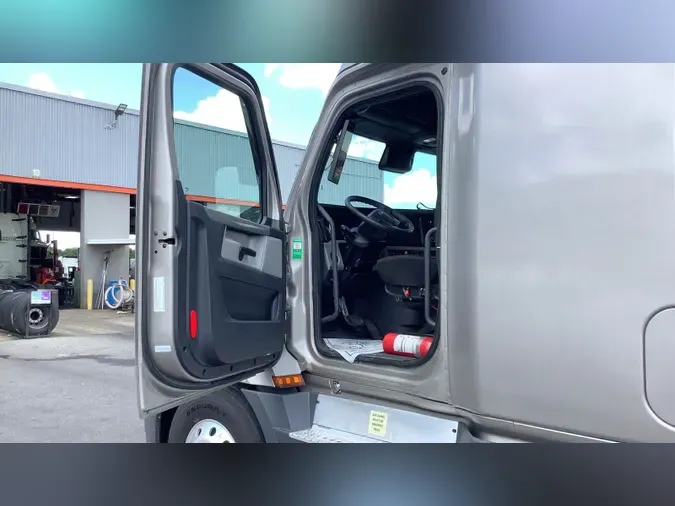 2022 Freightliner Cascadia 126