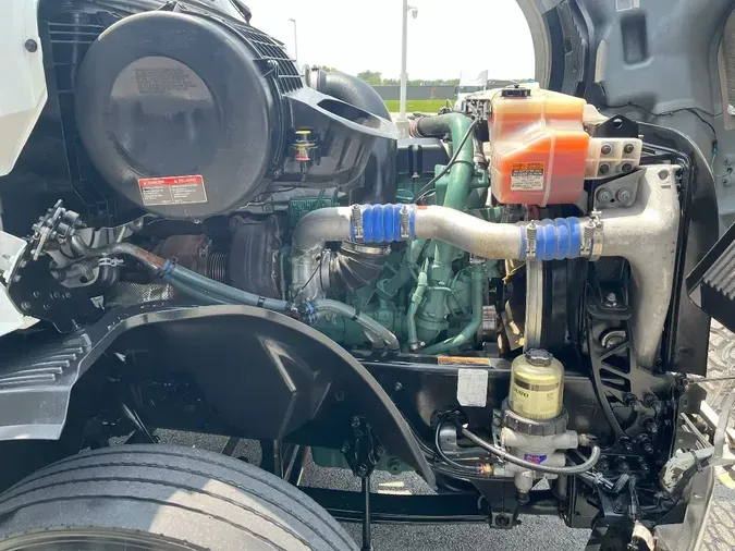 2023 VOLVO VNL860