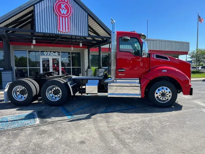 2025 Kenworth T880