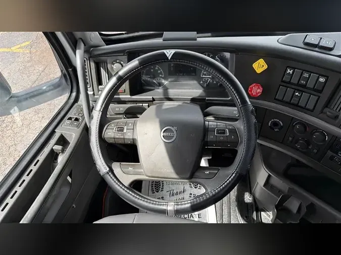 2023 VOLVO VNR64T300