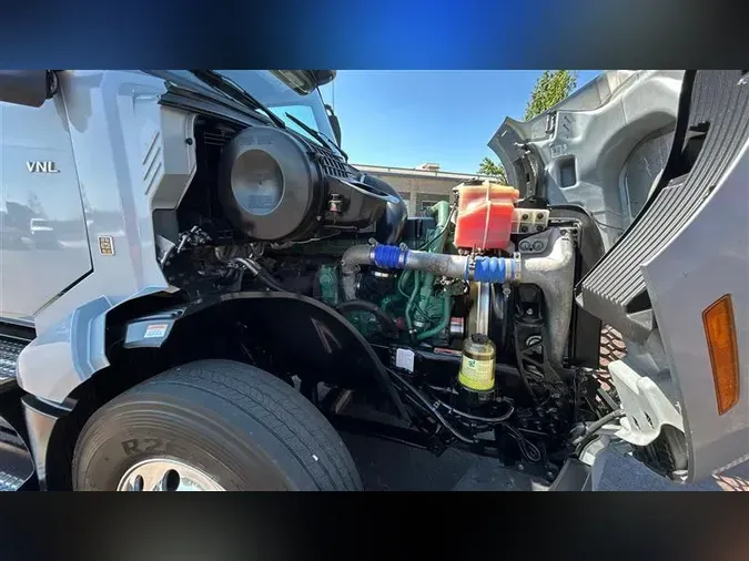 2022 VOLVO VNL740