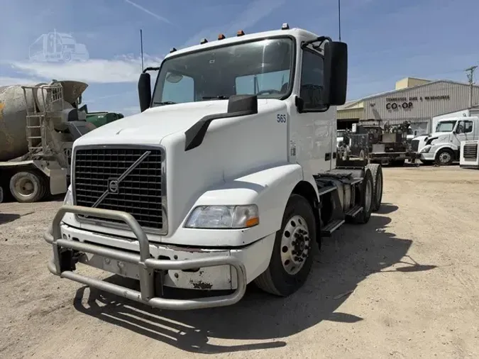 2018 VOLVO VNM64T200
