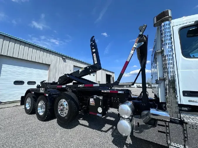 2025 VOLVO VHD84B300