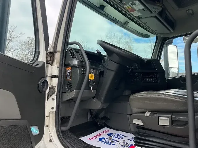 2020 Volvo VNL64860