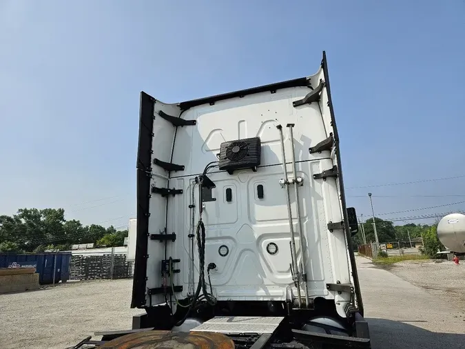 2021 FREIGHTLINER Cascadia 126