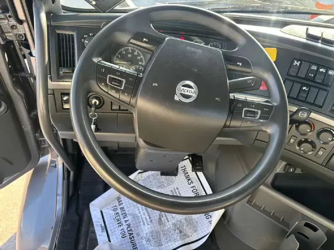 2022 VOLVO VNR64T300