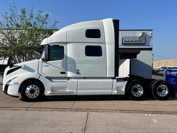 2025 VOLVO VNL64T860