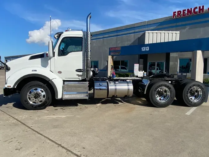 2025 Kenworth T880