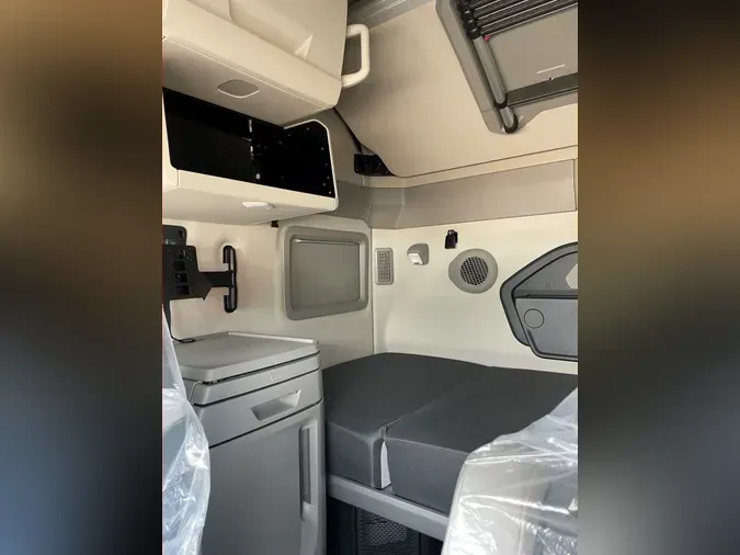 2026 VOLVO VNL64T860