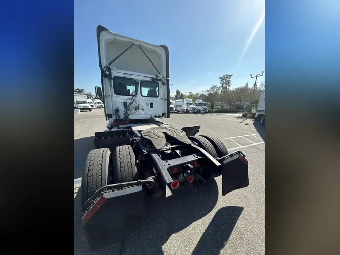 2017 FREIGHTLINER/MERCEDES CASCADIA 113
