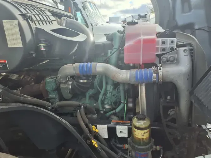 2020 VOLVO VNL64T-760f8151e7edfdac7a850ec6095235b7716