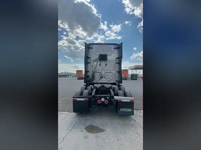 2022 Freightliner Cascadia 126